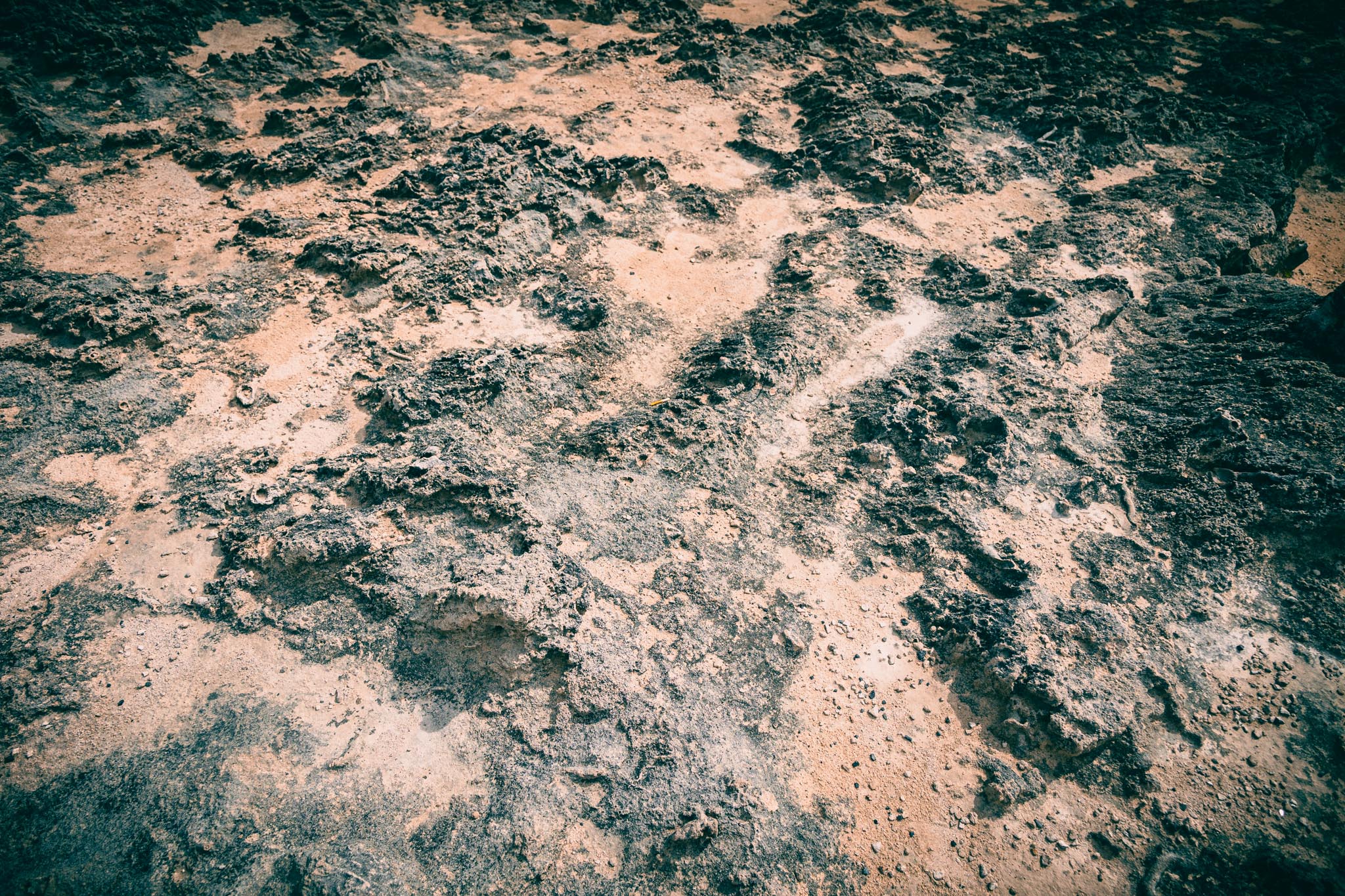 Foam patterning a shallow lava shelf